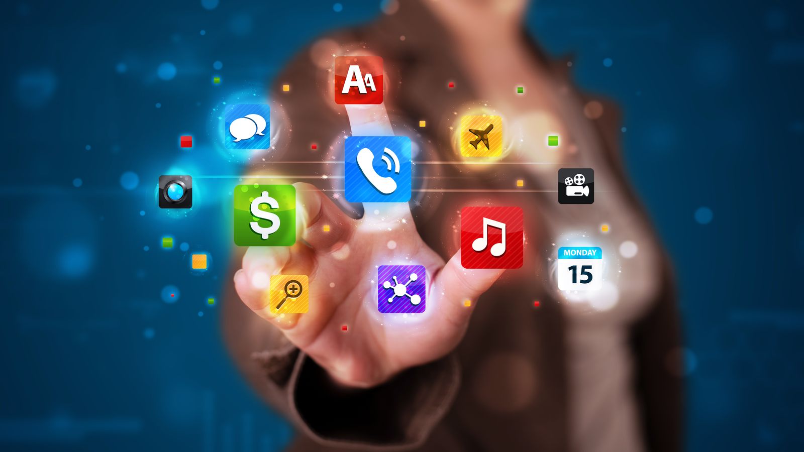Persona tocando iconos de aplicaciones flotantes sobre un fondo azul tecnológico