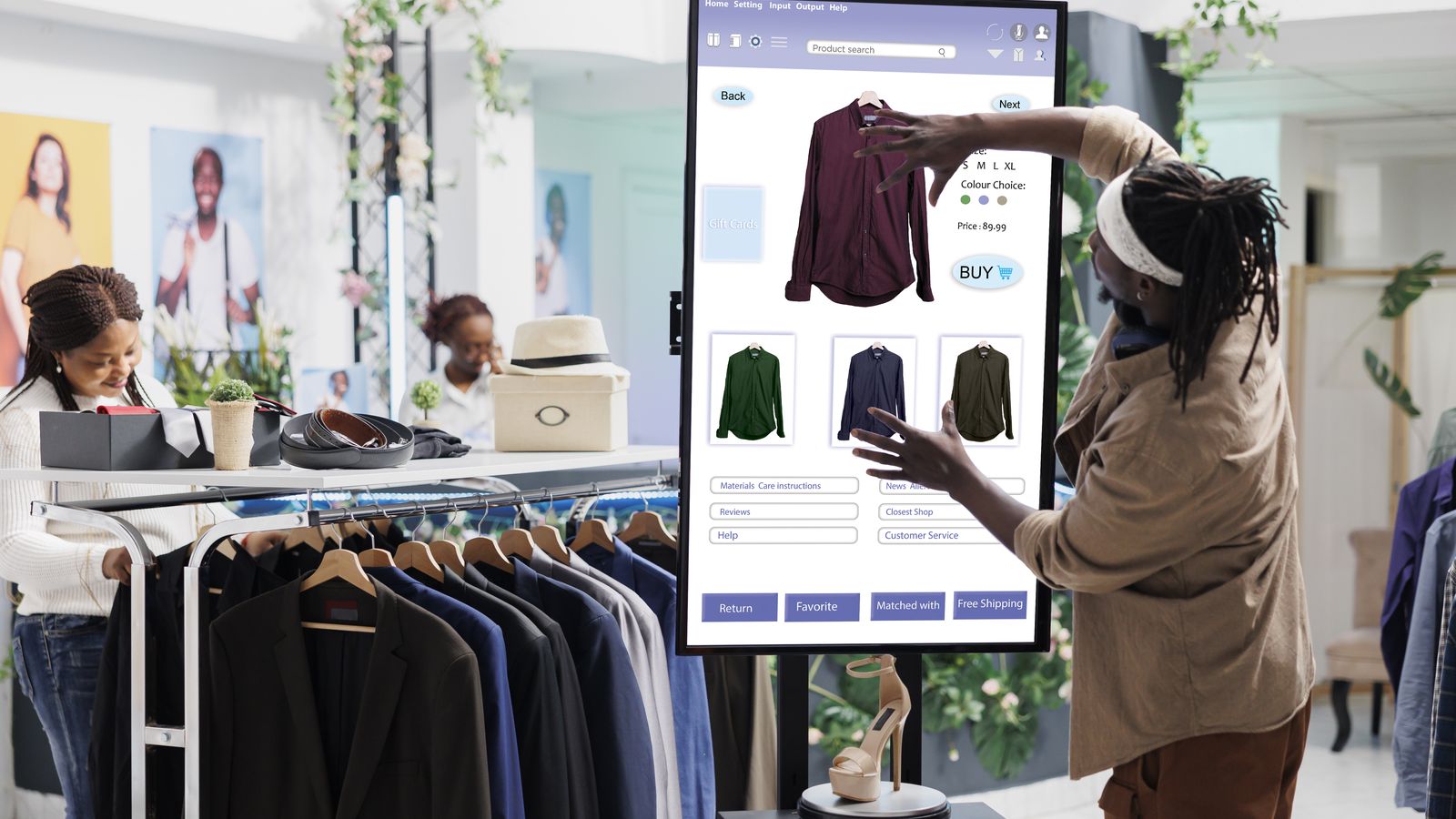 Persona comprando ropa con una pantalla interactiva en una tienda