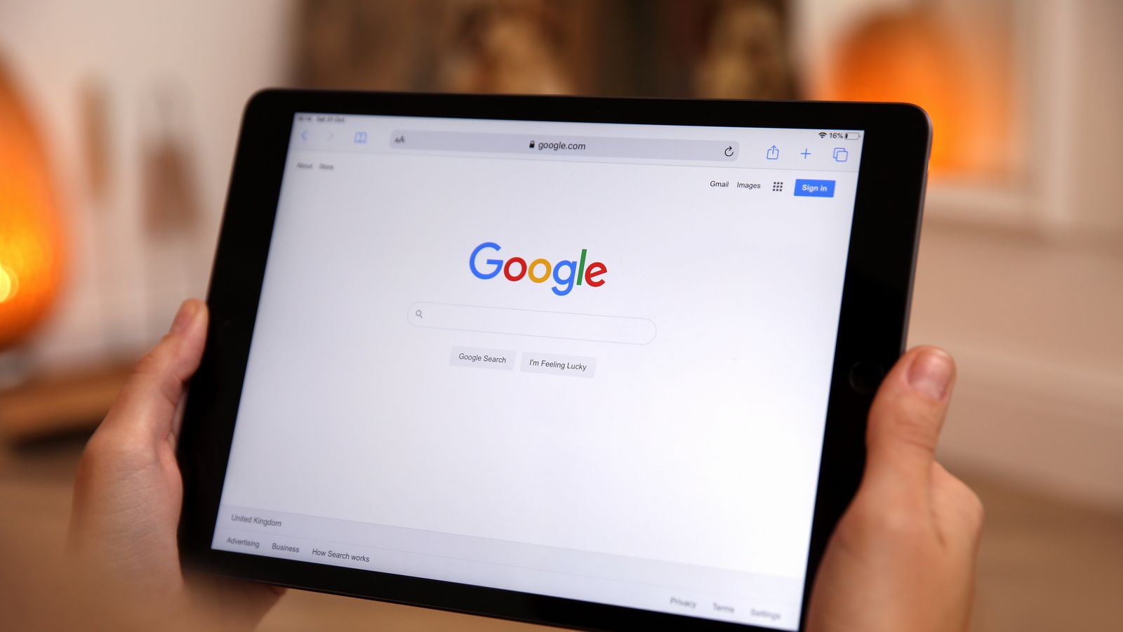 Manos sosteniendo una tablet con la página de búsqueda de Google