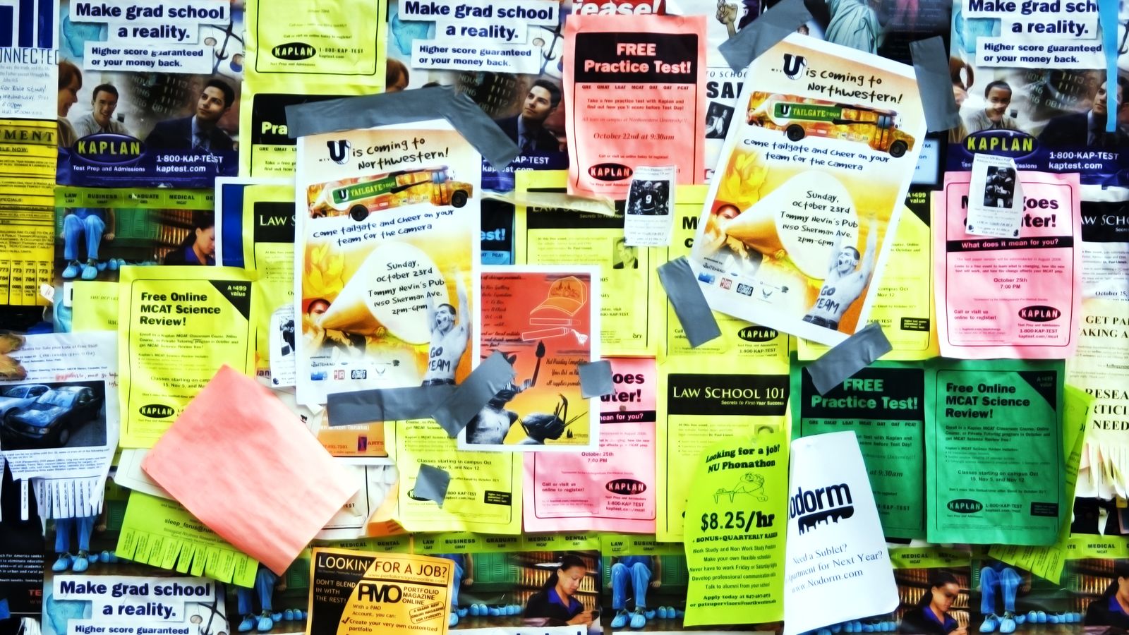 Tablero de corcho cubierto de carteles y anuncios de colores superpuestos